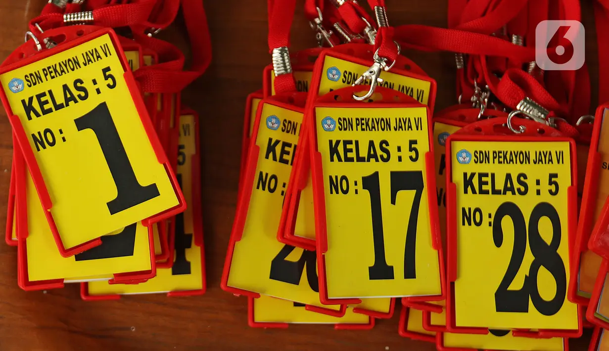 Tanda nomor murid saat mengikuti kegiatan belajar di SD Negeri 6, Bekasi, Jawa Barat, Selasa (4/8/2020). Pemerintah setempat memberikan izin kepada enam sekolah untuk melakukan uji coba pembelajaran tatap muka selama satu bulan. (Liputan6.com/Herman Zakharia)