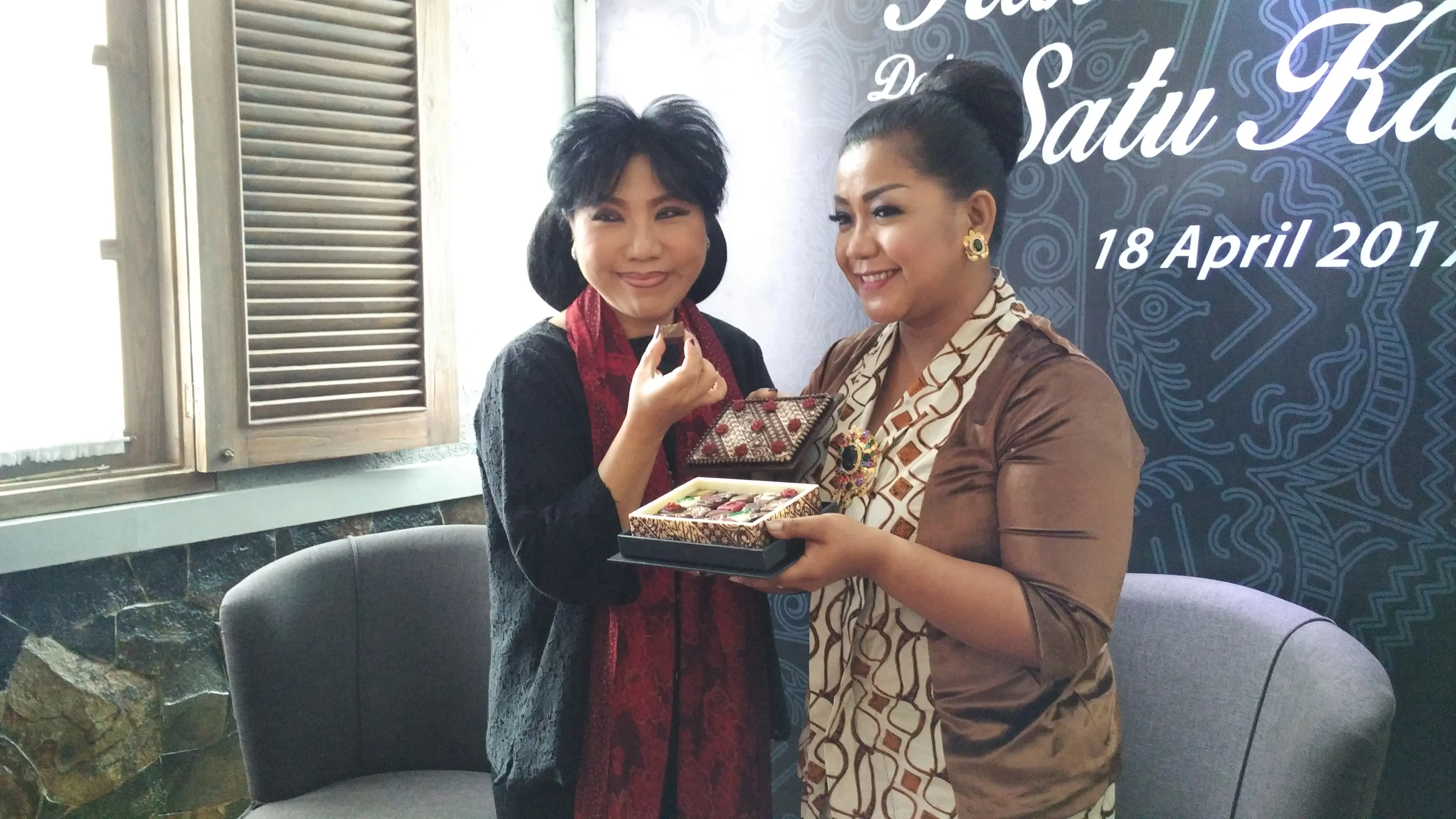 Cokelat Cinta Indonesia merupakan hasil kolaborasi Dapur Cokelat dengan desainer kenamaan Anne Avantie.