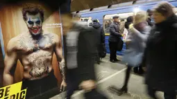 Sejumlah penumpang bersiap menaiki kereta di stasiun metro bawah tanah kota  yang dipenuhi dengan mural di Kyiv, Ukraina, Rabu, (29/1/2020). (AP Photo / Efrem Lukatsky)