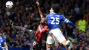 Duel Youssuf Mulumbu dan Marouane Fellaini pada pertandingan Liga Inggris antara Everton melawan West Bromwich Albion di Stadion Goodison Park , Liverpool Sabtu 24 Agustus 2013. (AFP/Andrew Yates)