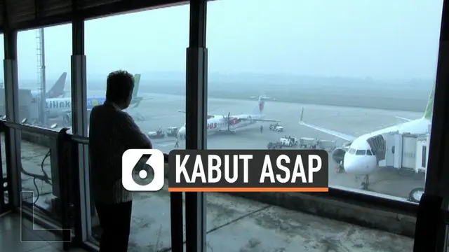 Bandara Sultan Mahmud Badaruddin II kembali diselimuti kabut asap tebal. Jarak pandang pilot pun menyempit hingga menyentuh angka 600 meter saja.