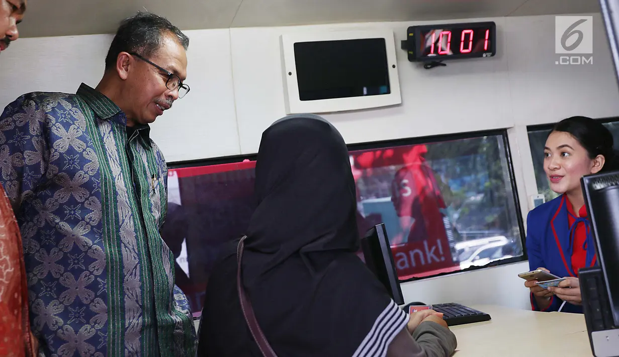 Deputi Gubernur BI, Sugeng meninjau proses penukaran uang receh di lapangan IRTI, Jakarta, Rabu (7/6). Bank Indonesia (BI) menyiapkan pecahan uang kecil untuk kebutuhan Lebaran tahun ini mencapai Rp 200 triliun. (Liputan6.com/Angga Yuniar)