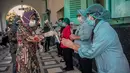 Wali Kota Surabaya Tri Rismaharini melakukan kunjungan ke berbagai rumah sakit di tengan pandemi. Ia pun berkunjung dalam maksud untuk memberi semangat kepada para petugas medis. Dalam acara simboliknya ia pun bagikan bunga. (Liputan6.com/IG/@surabaya)