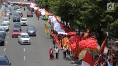 Sejumlah umat Kristiani melakukan kirab perayaan Paskah di Jalan MH Thamrin, Jakarta, Minggu (4/1). Kirab ini dimulai dari Bundaran Hotel Indonesia dan berakhir di gereja Immanuel Jakarta. (Liputan6.com/Helmi Fithriansyah)