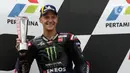 Pembalap Monster Energy Yamaha MotoGP, Fabio Quartararo mengangkat piala posisi kedua Pertamina Mandalika International Street Sirkuit, NTB, Minggu (20/3/2022). Pembalap Red Bull KTM Factory Racing, Miguel Oliveira menempati posisi pertama MotoGP Mandalika 2022. (Liputan6.com/Helmi Fithriansyah)