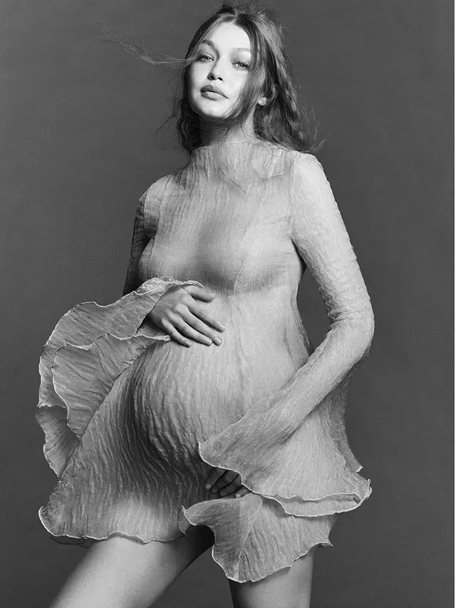 6 Gaya Gigi Hadid saat Maternity Shoot Bertema Monokrom, Curi Perhatian