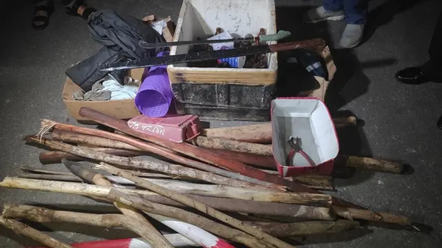 Kayu dan senjata tajam disita Polresta Pekanbaru usai tawuran pemuda di Jalan Siak IV.