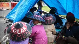 Puluhan petani melakukan aksi damai sebagai bentuk perlawanan terhadap pembangunan pabrik semen di wilayahnya, di depan Istana Merdeka, Jakarta, Rabu (27/7). Liputan6.com/Faizal Fanani)