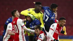 Para pemain Ajax Amsterdam berebut bola dengan pemain Atalanta pada laga Liga Champions di Stadion Johan Cruyff ArenA, Kamis (10/12/2020). Atalanta menang dengan skor 1-0. (AP/Peter Dejong)