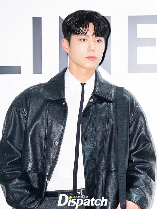 Tak kalah kece, Park Bo Gum tiba dengan jaket kulit, kemeja oxford, dasi Jacquard sutra yang ramping. [Foto:IG/koreadispatch].