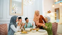 Merayakan Hari Raya Idul Fitri di rumah. (Shutterstock/Odua Images).
