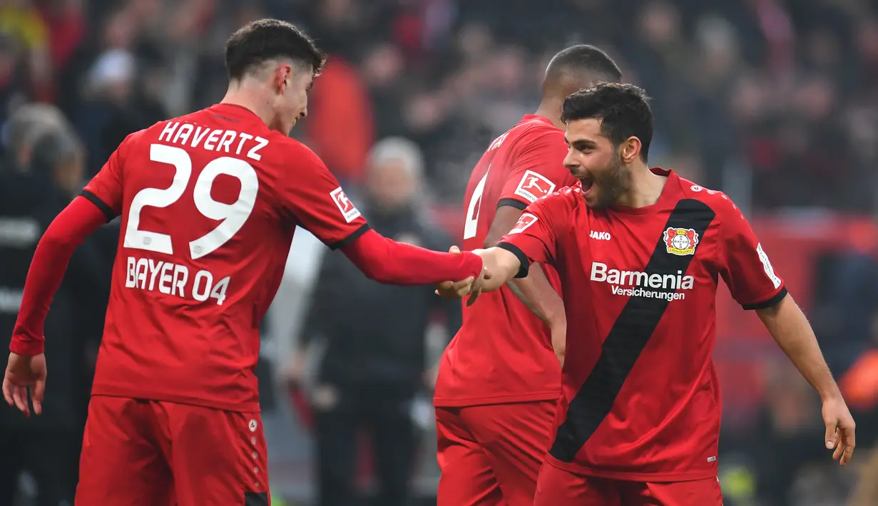 Bayer Leverkusen - Kai Havertz dan  Kevin Volland menjadi duet penyerang yang mematikan skuat Bayer Leverkusen. Havertz telah mencetak 10 gol dan Volland 9 gol, bila digabung keduanya telah menyumbangkan 19 gol. (AFP/Patrik Stollarz)