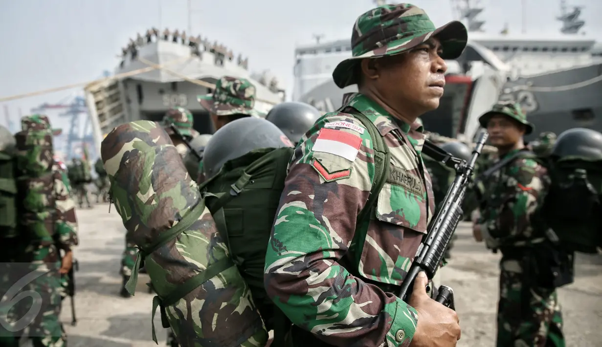 Prajurit TNI yang tergabung dalam Satgas Perbatasan membawa tumpukan tas sebelum naik KRI Teluk Ratai 509 di Dermaga Mako Kolinlamil, Jakarta, Rabu (27/1). 1300 prajurit diberangkatkan menjaga perbatasan darat RI-Malaysia. (Liputan6.com/Faizal Fanani)