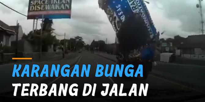 VIDEO: Ngeri, Karangan Bunga Terbang Di Jalan Saat Dibawa Pickup