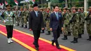 Diketahui, ini merupakan kegiatan lanjutan yang dilakukan kedua menteri pertahanan tersebut usai pertemuan di Bali pada Minggu (3/5/2026). Tampak dalam foto, Menteri Pertahanan Republik Indonesia, Sjafrie Sjamsoeddin (tengah), bersama Menteri Pertahanan Jepang Shinjiro Koizumi memeriksa barisan kehormatan selama upacara penyambutan di Jakarta, Senin 4 Mei 2026. (AP Photo/Achmad Ibrahim)