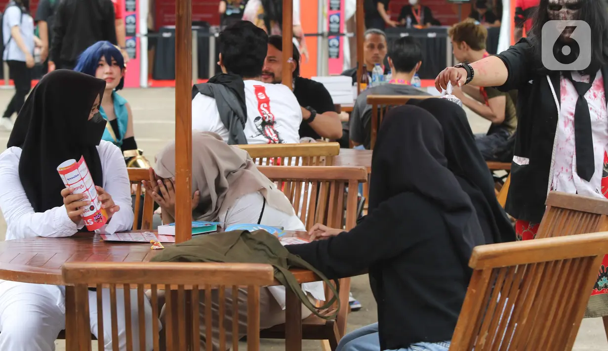 Sejumlah orang mengunjungi ajang Dunia Games Con (DG Con) 2022 di kawasan Gelora Bung Karno, Jakarta, Sabtu (29/10/2022). DG Con 2022 digelar dengan konsep hybrid event, dimana selain datang secara luring, pengunjung dapat menikmati keseruan rangkaian DG Con 2022 melalui platform DG Verse. (Liputan6.com/Herman Zakharia)