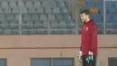 Kiper Timnas Indonesia, Maarten Paes melakukan latihan di bawah guyuran hujan menjelang laga Kualifikasi Piala Dunia 2026 melawan China yang berlangsung di Stadion Qingdao Tiantai, China pada Minggu (13/10/2024) malam waktu setempat. (Dok. PSSI)