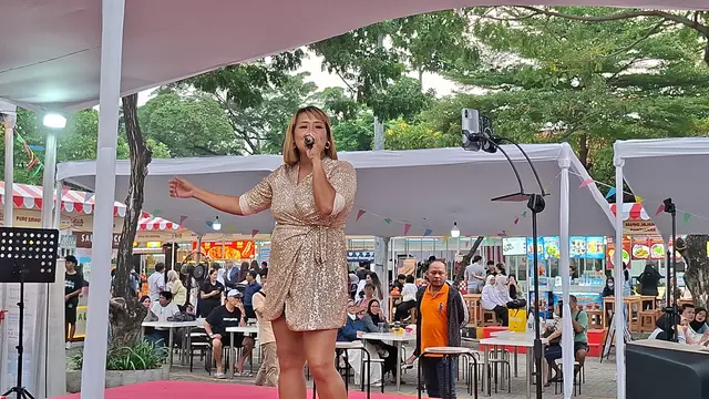Pinkan Mambo Jualan Donat dan Ngamen di Mall Tangerang