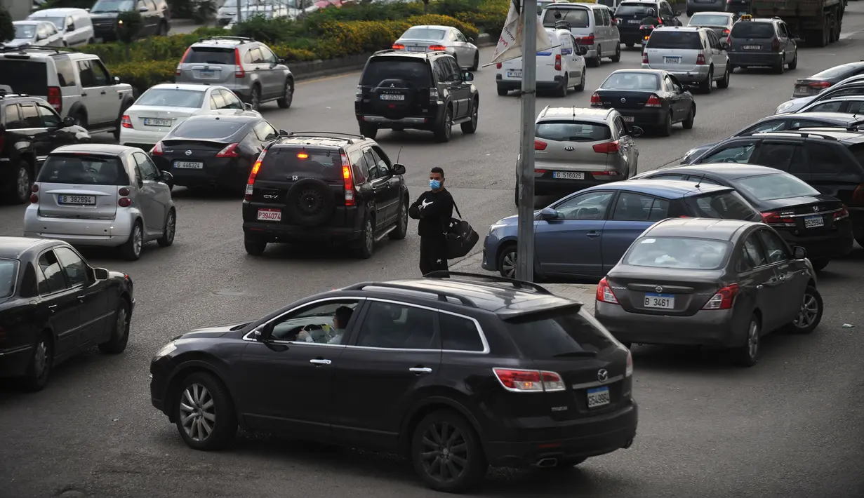 Seorang pria yang mengenakan masker terlihat di sebuah jalan di Beirut, Lebanon, 30 November 2020. kebijakan karantina wilayah (lockdown) di Lebanon akan dicabut agar dunia usaha dapat mengompensasi kerugian mereka menjelang musim perayaan Natal dan Tahun Baru. (Xinhua/Bilal Jawich)