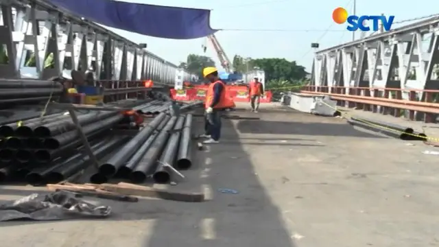 Perbaikan jembatan penghubung Lamongan-Tuban, Jawa Timur, yang ambruk sepekan lalu kini mulai dikerjakan.