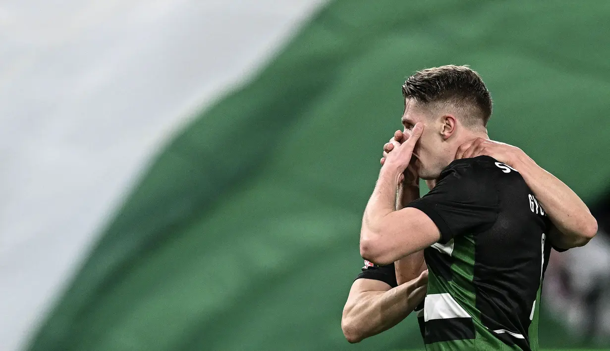 Pemain Sporting CP, Viktor Gyokeres melakukan selebrasi setelah mencetak gol ke gawang Estoril Praia dalam laga lanjutan Liga Portugal 2024/2025 di Stadion Jose Alvalade, Lisbon, Portugal, Senin (03/03/2025) waktu setempat. (AFP/Patricia De Melo Moreira)