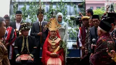 Pasangan Kahiyang Ayu dan Bobby Nasution saat mengikuti prosesi Pesta Adat di Bukti Hijau Regency, Taman Setia Budi, Medan, Sabtu, (25/11). Kahiyang mengenakan baju kebaya warna merah dipadukan dengan songket dan mahkota emas. (Liputan6.com/Johan Tallo)