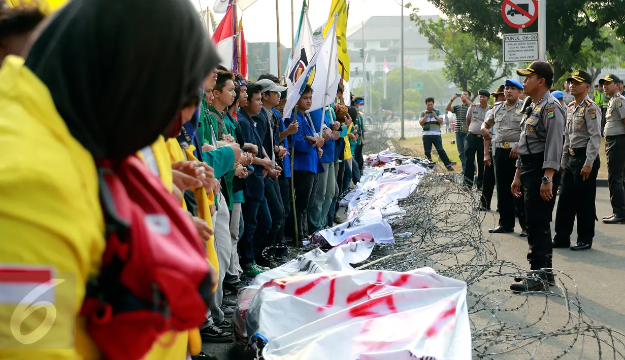 Polisi melakukan penjagaan saat BEM Seluruh Indonesia menggelar aksi di depan Istana Negara, Jakarta, Rabu (28/10/2015). Aksi tersebut untuk menyampaikan aspirasi terkait setahun kinerja pemerintah. (Liputan6.com/Yoppy Renato)