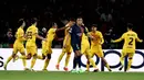 Pemain Barcelona merayakan gol di depan pemain Paris Saint-Germain, Kylian Mbappe, pada laga leg pertama perempat final Liga Champions di Stadion Parc des Princes, Kamis (11/4/2024). Berkat kemenangan ini, Barcelona punya modal apik untuk memainkan leg kedua di kandang mereka pada pekan depan. (AFP/Anne-Christine Poujoulat)