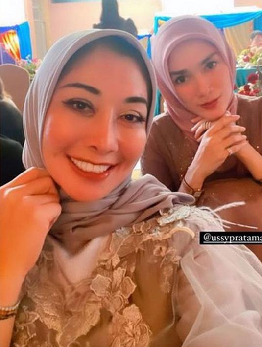 Penampilan Ussy pun bikin netizen pangling. Ada yang mengira bahwa sosok ini adalah Citra Kirana. Tidak sedikit yang menyebut Ussy secantik malaikat yang turun dari langit. Cantiknya Ussy memang seperti bidadari. (Liputan6.com/IG/@ussypratama)