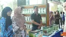 Citizen6, Jakarta: MKP Sahrif C Sutardjo didampingi Dirjen P2HP Saut Hutagalung menijau stand Bazar Produk Perikanan usai meresmikan Safari Gemarikan di Gedung KKP, Jakarta. (Pengirim: Efrimal Bahri)