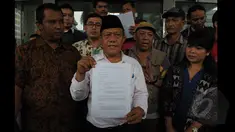 Ketua Umum DPP SBSI, Muchtar Pakpahan mendatangi Gedung KPK Jakarta, Kamis (26/02/2015).  Muchtar Pakpahan mendaftarkan Judicial Review pasal 77 UU No.8/1981 tentang Hukum Acara Pidana (KUHAP) ke Mahkamah Konstitusi (MK). (Liputan6.com/Andrian M Tunay)