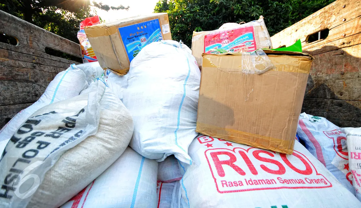 Barang bukti berupa bahan kimia dirilis Polda Metro Jaya, Jakarta, Jumat (26/6/2015). Beras sebanyak 50 ton disita karena mengandung bahan kimia berbahaya. (Liputan6.com/Yoppy Renato)