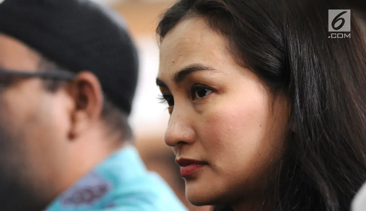 Artis Atiqah Hasiholan yang juga anak Ratna Sarumpaet saat mengikuti jalannya sidang dakwaan perdana atas kasus penyebaran berita hoaks di PN Jakarta Selatan, Kamis (29/2). Agenda sidang pembacaan dakwaan dari JPU. (Liputan6.com/Herman Zakharia)