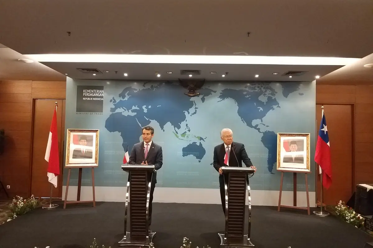Menteri Perdagangan Enggartiasto Lukita bertemu dengan Wakil Menteri Luar Negeri Bidang Perdagangan Chile Rodrigo Yanes Benitez di Kantor Kementerian Perdagangan. Liputan6.com/Ilyas Istianur P