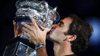 Petenis Swiss, Roger Federer, mencium trofi Norman Brookes Challenge Cup setelah menjuarai Australia Terbuka 2017, Minggu (29/1/2017). (Bola.com/Twitter/AustralianOpen)