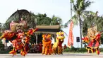 Penari Reog Ponorogo dan Barongsai beraksi bersama di Pantai Lagoon, Ancol, Jakarta, Sabtu (2/2). Untuk menyambut perayaan Imlek 2570, pengelola menampilkan Ancol Imlek Festival 2570. (Liputan6.com/Helmi Fithriansyah)