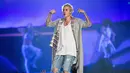 Justin Bieber pun langsung roboh dan tersungkur jatuh ketika harus menerima pukulan dan tonjokan dari pria berbadan kekar tersebut. (AFP/Bintang.com)