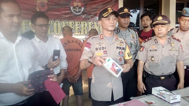 Kapolres Garut AKBP Budi Satria Wiguna memperlihatkan beberapa barang bukti hasil kejahatan pelaku pencurian dengan kekerasan, yang dilakukan di Garut