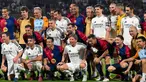 Pelatih Timnas Indonesia, Patrick Kluivert (tengah) berfoto bersama dengan para legenda Barcelona dan legenda Real Madrid dalam laga persahabatan yang berlangsung di DY Patil Stadium, Navi Mumbai, India. (AFP/Punit Paranjpe)
