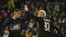 Dua menit laga babak kedua berjalan, PSG yang langsung menekan Nantes sejak kick-off babak kedua menuai hasilnya. Neymar membawa PSG mempertipis jarak lewat golnya via sepakan kaki kanan memanfaatkan umpan Lionel Messi. (AFP/Loic Venance)