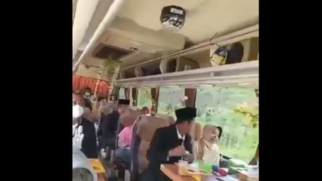 Bus ini disulap jadi tempat untuk prosesi pernikahan