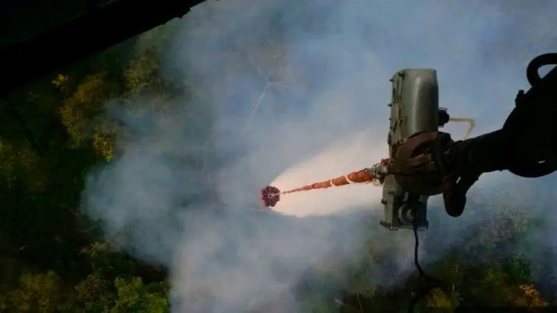 Proses water boombing dari helikopter untuk memadamkan Karhutla agar tidak menyebabkan bencana kabut asap.