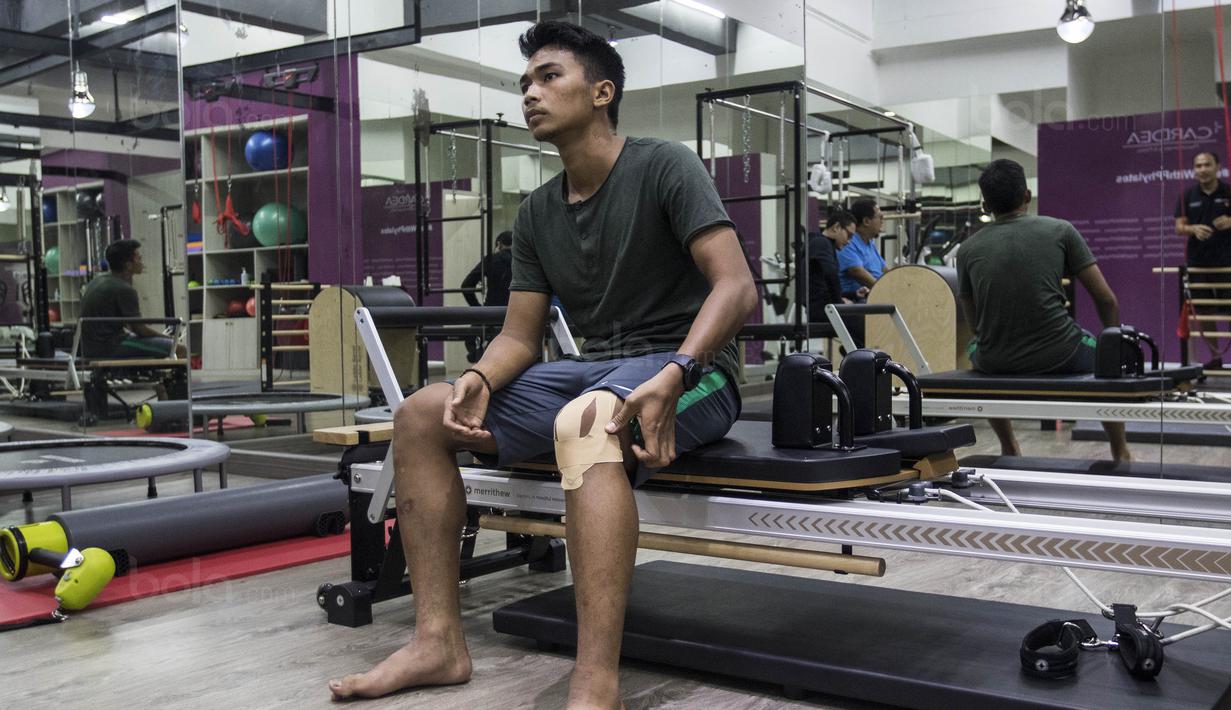 Bek Timnas Indonesia U-22, Bagas Adi Nugroho, usai terapi pemulihan di Cardea, Jakarta, Senin (31/7/2017). Lutut kiri dari pemain Arema FC ini mengalami cedera usai melakukan tekel pada kualifikasi Piala Asia U-23. (Bola.com/Vitalis Yogi Trisna)