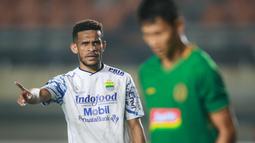 Ricky Kambuaya merupakan salah satu rekrutan terbaru milik Persib Bandung pada musim ini usai didatangkan dari Persebaya Surabaya. Penampilan di babak perempat final Piala Presiden 2022 pada Jumat (01/07/2022), menjadi laga debutnya bersama Maung Bandung. (Bola.com/Bagaskara Lazuardi)