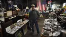 Mantan pekerja sanitasi, Nelson Molina berada di galerinya “Treasure in the Trash”, New York, 27 Februari 2016.  Koleksi di lantai dua garasi sanitasi East Harlem ini dikumpulkan selama 33 tahun dan sepenuhnya terdiri dari barang buangan (Don Emmert/AFP)