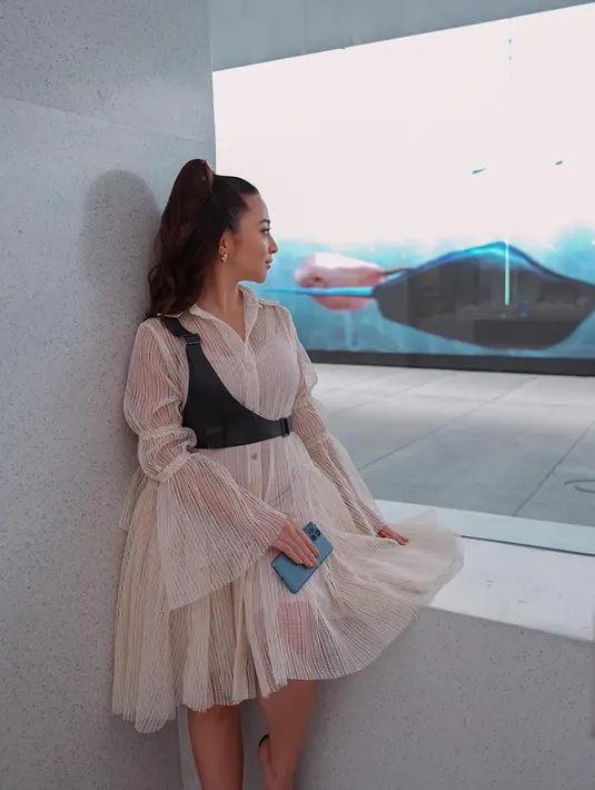 Saat menikmati waktu hangout, Nikita Willy juga mengenakan simple dress. Kali ini wanita 27 tahun ini tampil menawan dan stylish dengan dress putih. Rambutnya yang dikuncir, membuatnya makin memesona.(Liputan6.com/IG/@nikitawillyofficial94)