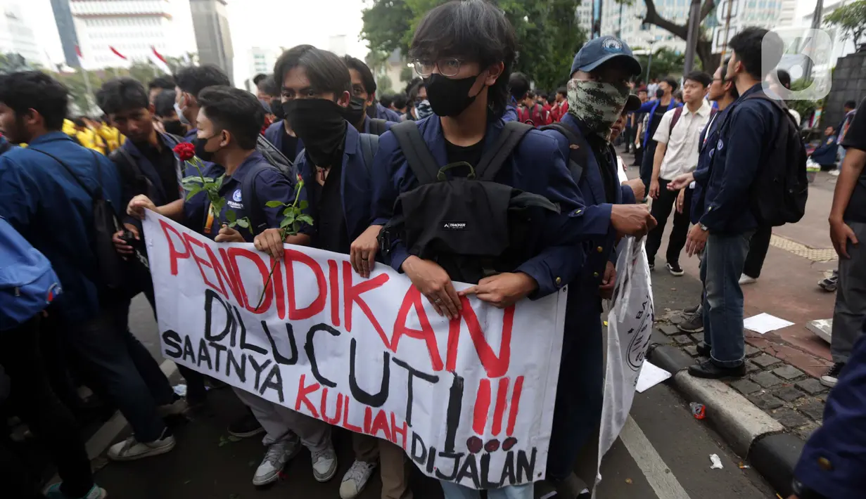 Para mahasiswa menolak efisiensi anggaran di bidang pendidikan. (Liputan6.com/Helmi Fithriansyah)