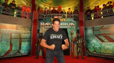 Aktor Lou Ferrigno memamerkan ototnya saat menghadiri pemutaran Thor: Ragnarok di Los Angeles, California, Amerika Serikat, (11/10). Lou Ferrigno adalah aktor pemeran 'Hulk' dalam filmnya di tahun 1980-an. (Jesse Grant/Getty Images for Disney/AFP)