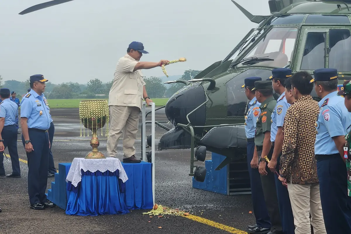 Menteri Pertahanan RI Prabowo Subianto menyerahkan delapan unit helikopter angkut berat H225M kepada TNI Angkatan Udara (AU).