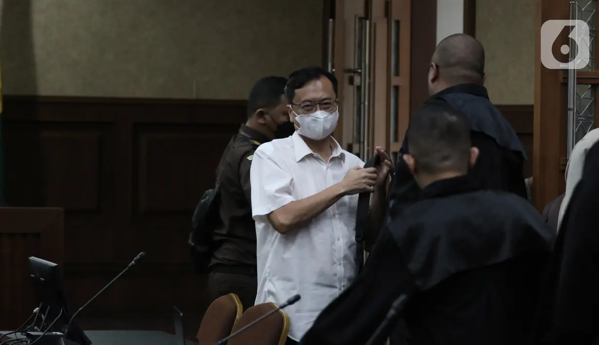 Terdakwa kasus dugaan korupsi di PT ASABRI Benny Tjokrosaputro meninggalkan ruangan usai menjalani sidang dengan agenda pembacaan putusan di Pengadilan Tindak Pidana Korupsi (Tipikor), Jakarta, Kamis (12/1/2023). Majelis hakim menyatakan terbukti bersalah kepada Benny Tjokrosaputro melakukan korupsi terkait pengelolaan keuangan dan dana investasi di PT Asabri tahun 2012-2019 yang merugikan keuangan negara hingga Rp22,7 triliun. (Liputan6.com/Johan Tallo)